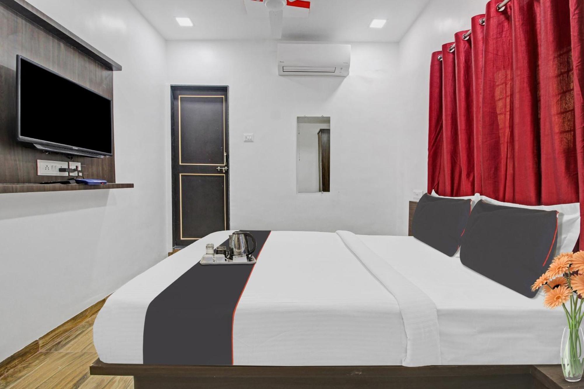 Hotel Collection O Sairaj Lodging & Boarding à Shikrapur Extérieur photo